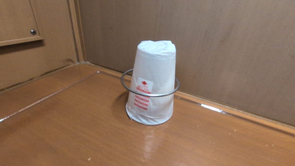 サンライズ瀬戸の洗面台と備え付けの紙コップ
