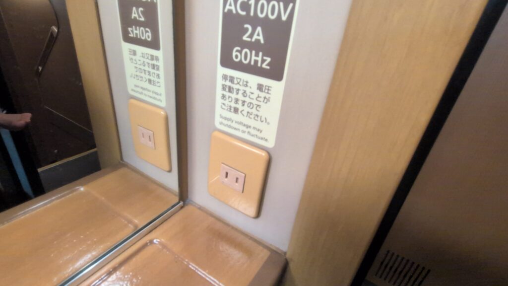 客室内のコンセント位置
