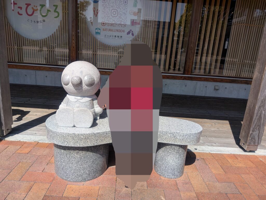 高知駅にあるアンパンマンの撮影スポット