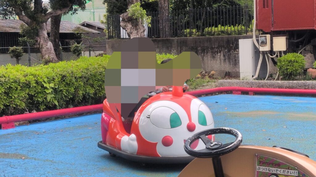 わんぱーくこうちで乗り物を楽しむ子ども