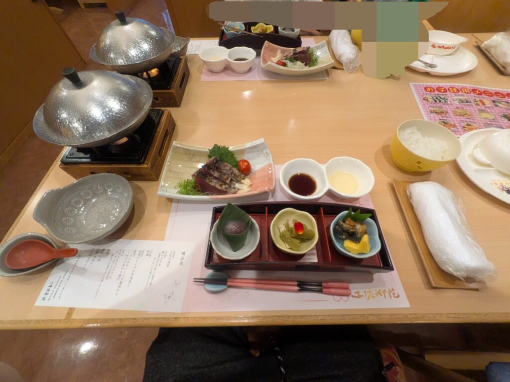 土佐御苑の夕食で食べたカツオのたたき