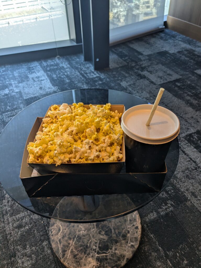 109シネマズプレミアム新宿で受け取ったポップコーンとドリンク