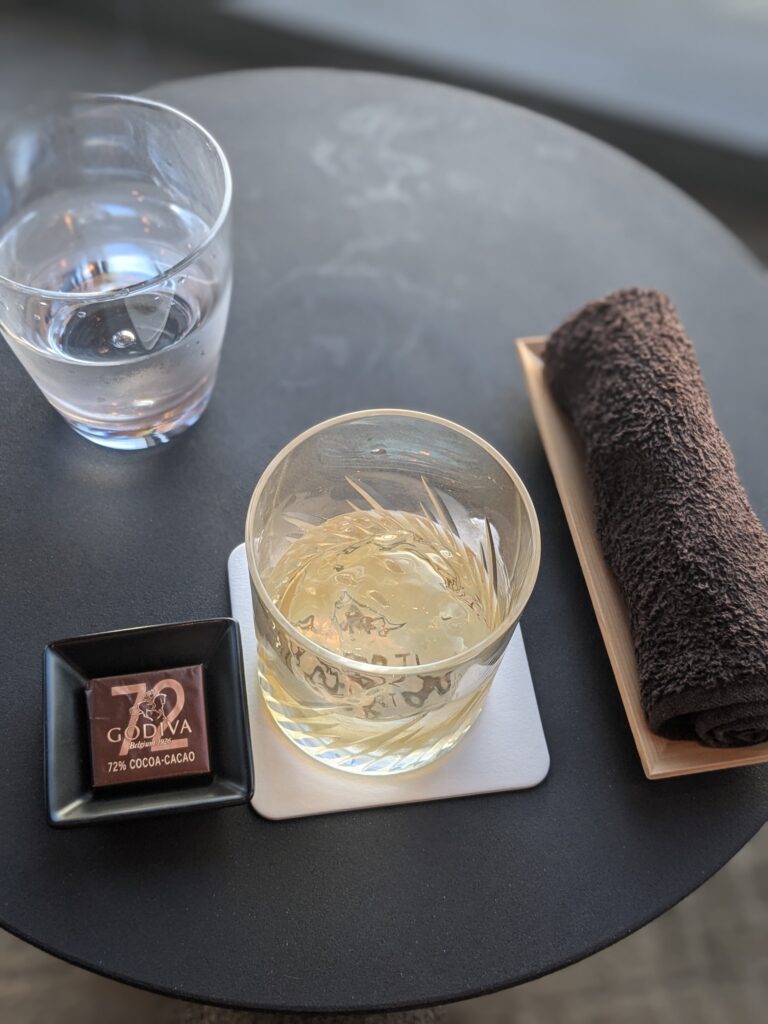 OVERTUREのテーブルに置かれたドリンクと個包装のチョコレート